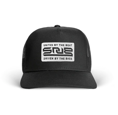 SNUG - DRIVEN BY THE BASS - TRUCKER SNAPBACK - BLACK/WHITE